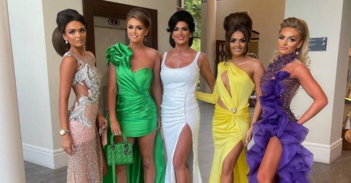 «Which one is the mother?»: it’s difficult to believe that one of these four beauties is mother of the other three