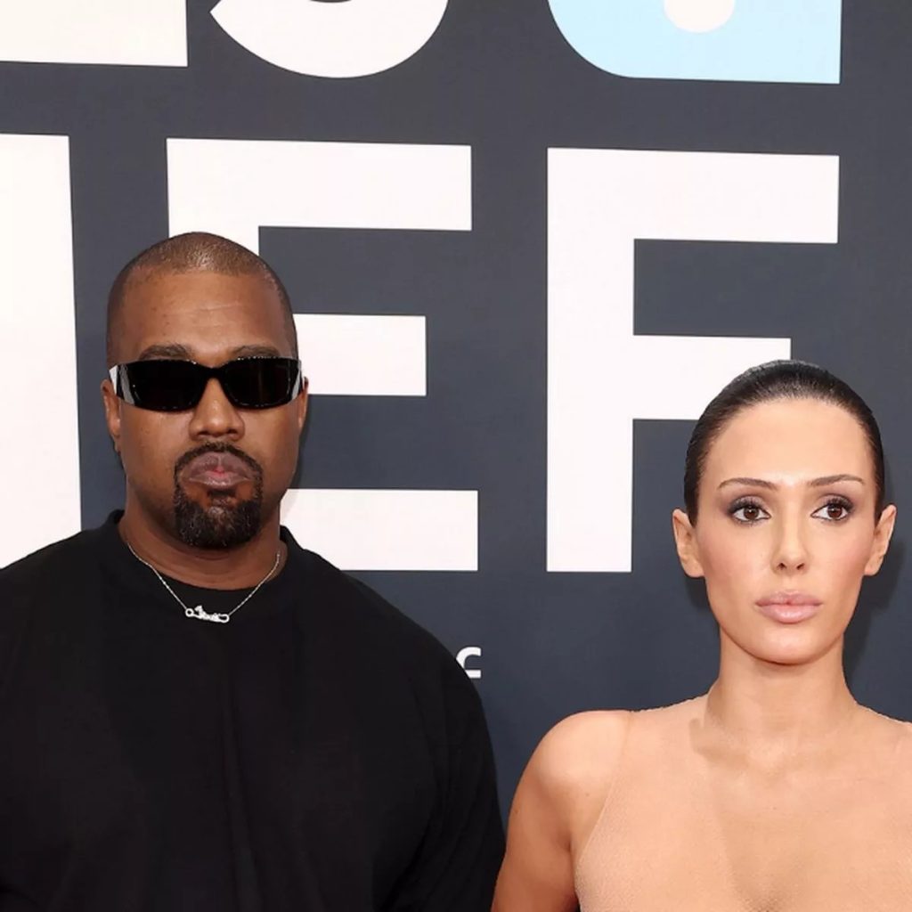 „Zdjęła płaszcz i nie było pod nim nic?!”: Naga żona Kanye Westa wyrzucona z Grammy